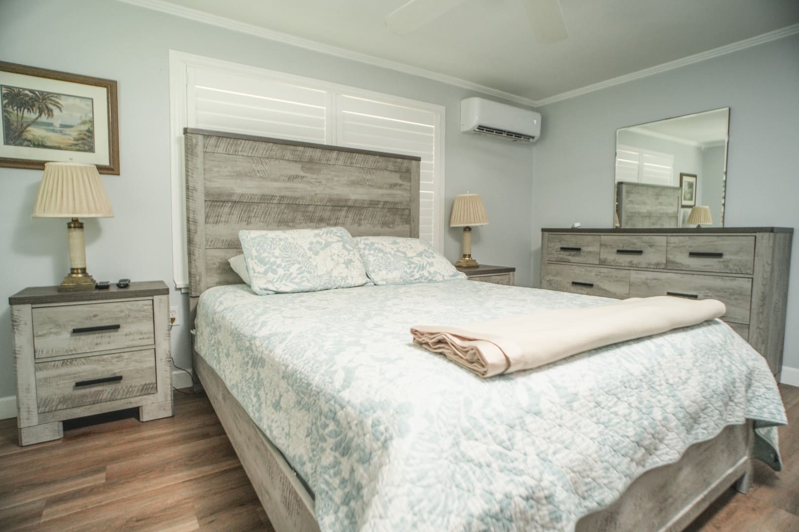 Queen bedroom inside the Small House