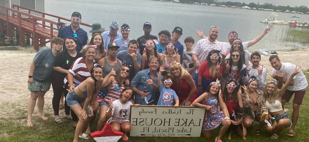 A group reunioin at Lakeside Cottages